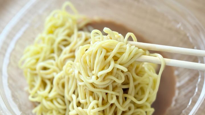 ごまのきいたタレがクセになる！【ファミマ】名店監修のコラボ麺が登場