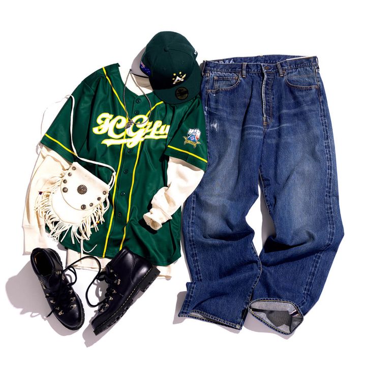 2026 WBCオーストラリア代表のベースボールキャップ、FC岐阜のベースボールシャツ、〈インデラ ミルズ〉のサーマルロンＴ、〈ビズビム〉のデニムパンツ、〈パラブーツ〉のブーツ