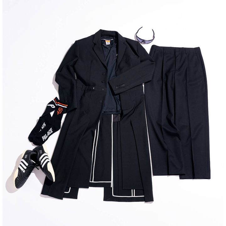 〈ディフォー〉のコート、〈ナイキ ACG〉のトレイルランニングトップス、〈アワー レガシー〉のパンツ、〈オークリー〉のサングラス、〈ブレインデッド×アディダス オリジナルス〉のテコンドースニーカー
