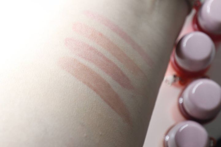 腕に塗ったリップグロスをティッシュオフし、色がしっかり残っている様子
