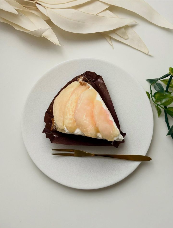 画像: 完熟桃のご褒美ケーキ
