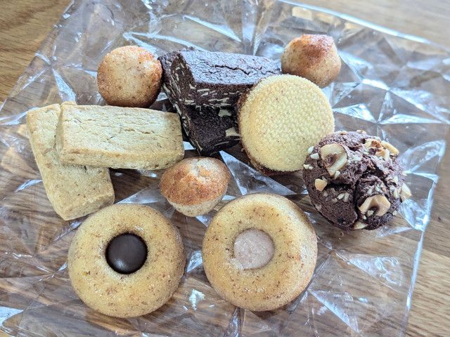 DOBLE K 焼菓子7種詰合せ 中身を並べた様子