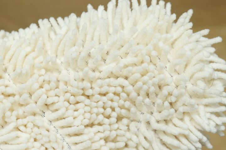 使用後のお掃除手袋に付着したほこりのアップ