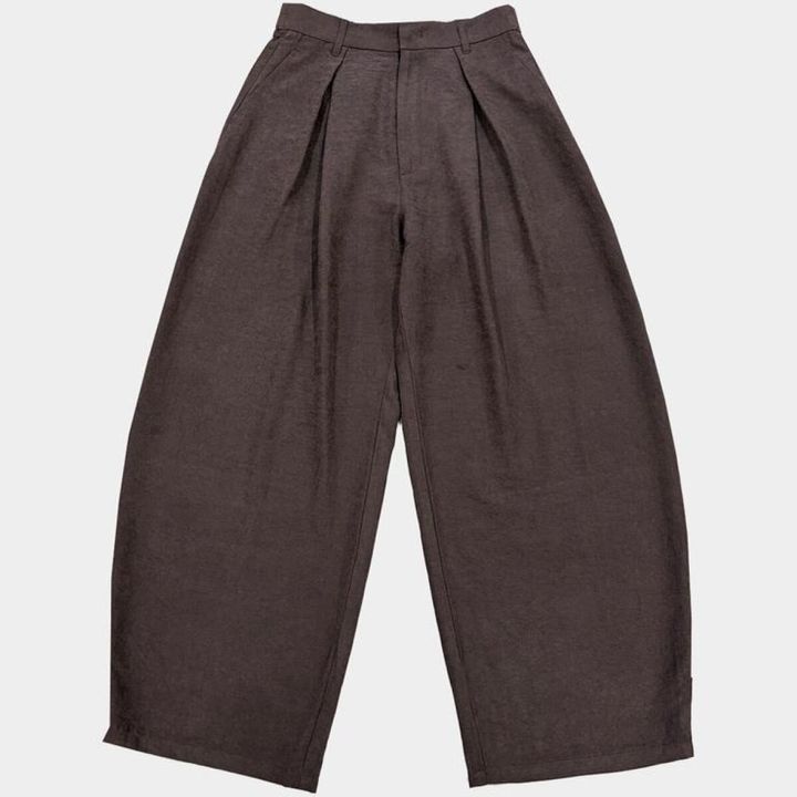 茶色のタック入りカーブパンツ