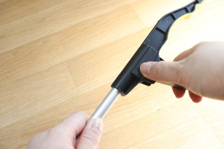 なんでもキャッチャーのハンドルを両手で握る様子