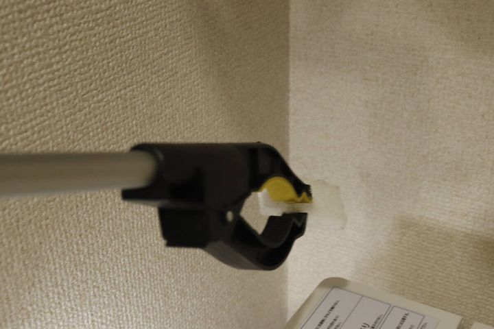 壁と家具の隙間に差し込まれたなんでもキャッチャー
