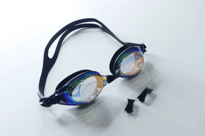 保護フィルムが貼られたミラーゴーグルと鼻ベルト交換パーツ