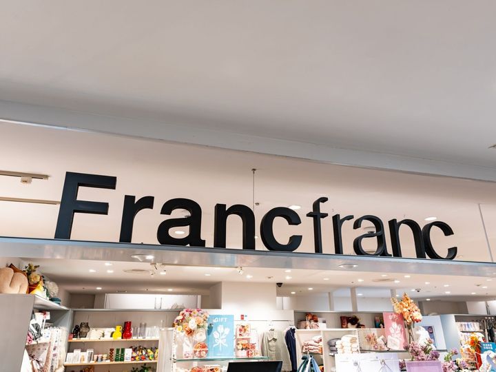 「Francfranc（フランフラン）」から発売されている「フレ ハンディファン ジェルキルト」が、デザイン性と機能性の高さで人気を集めています。SNSでも反響を呼んでいる同商品の魅力を紹介します。