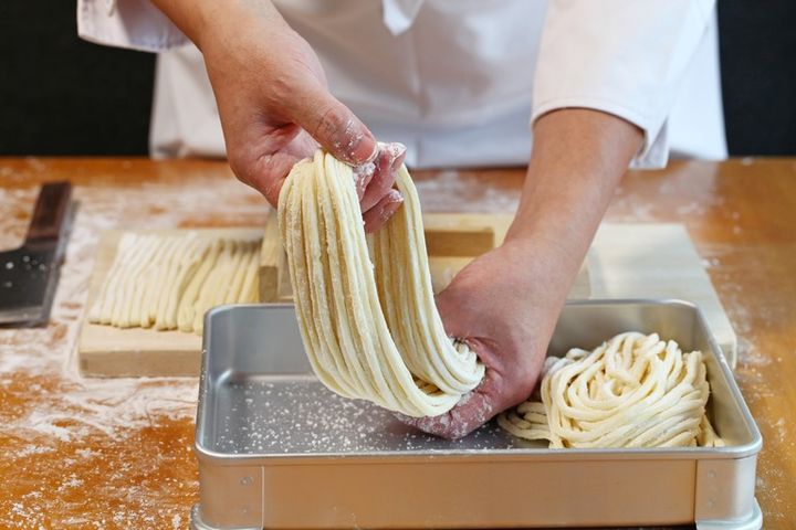 うどんを打つ職人の手元 うどん作りイメージ