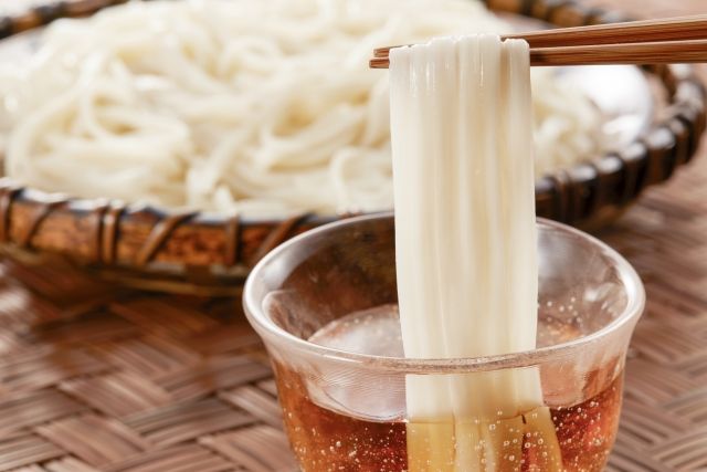 稲庭うどんを箸で掬い上げる様子