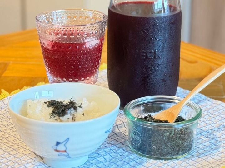 炭酸水で割った紫蘇ジュースと白米に乗せたゆかり