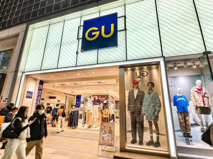 「GU」から販売されている「3Dバレルジーンズ UL」が、樽型のシルエットと脚長効果で人気を集めています。SNSでも高い反響を呼んでいる同商品の魅力を紹介します。（画像出典：MDV Edwards / Shutterstock.com）