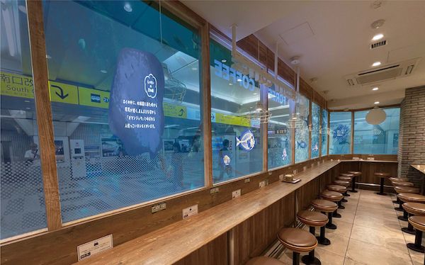 新江ノ島水族館が町田駅をジャック！“水族館の裏側”をのぞける体験型広告を展開