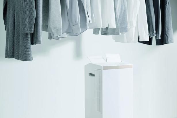独自のエコ・ハイブリッド方式で、消費電力は従来の約2分の１。2つのルーバーで洗濯物の間に風をしっかり送り込み、素早く乾かします 撮影／三佐和隆士