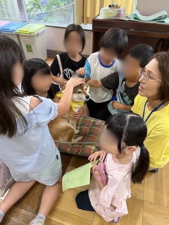 【神奈川県海老名市】ペットメーカーのトーラスが社会貢献活動の一環で小学生とセラピー犬との交流会を実施