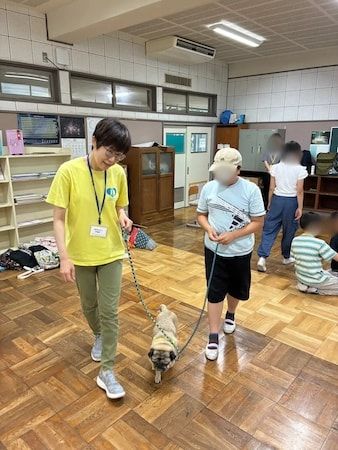 【神奈川県海老名市】ペットメーカーのトーラスが社会貢献活動の一環で小学生とセラピー犬との交流会を実施