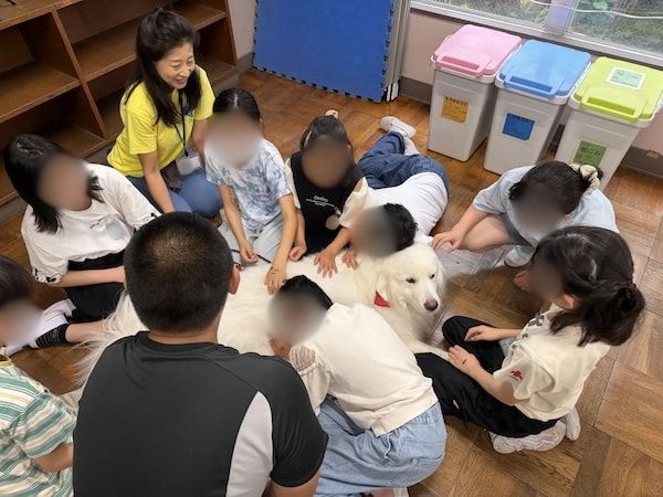 【神奈川県海老名市】ペットメーカーのトーラスが社会貢献活動の一環で小学生とセラピー犬との交流会を実施