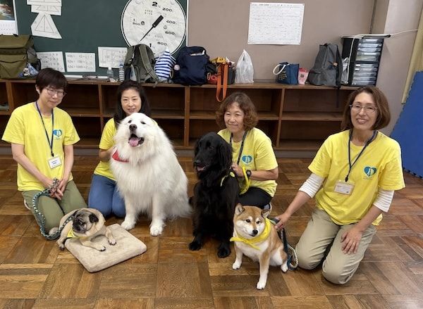 【神奈川県海老名市】ペットメーカーのトーラスが社会貢献活動の一環で小学生とセラピー犬との交流会を実施