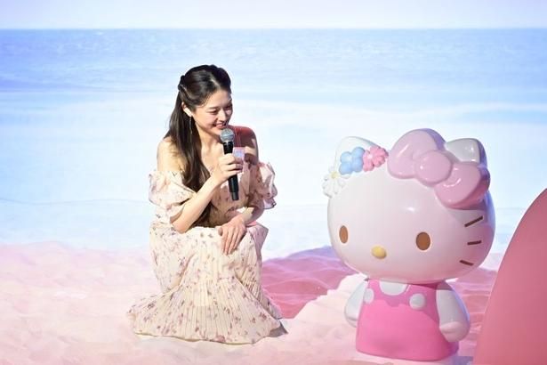 スタチューに話しかける松村さん