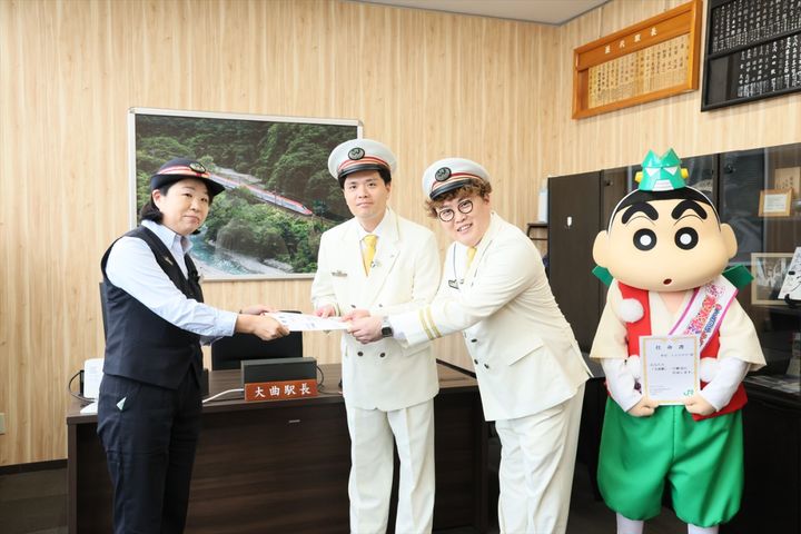 『映画クレヨンしんちゃん 奇々怪々！オラの妖怪バケ～ション』公開直前！夏の秋田キャンペーンにて、しんのすけがマユリカが駅長体験 （C）臼井儀人／双葉社・シンエイ・テレビ朝日・ADK 2026 width=