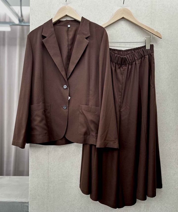 画像: 【無印良品】婦人 なめらか シャツジャケット¥6,990、婦人 なめらか イージースカートパンツ¥4,990 ※2026年7月中旬発売予定 www.muji.com