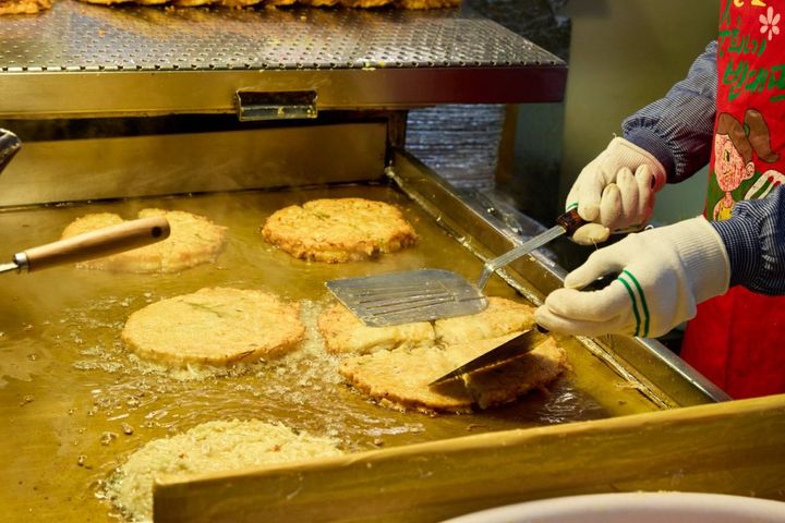 ピンデトッは油で揚げ焼きした韓国の伝統的なチヂミ（写真は別の店）