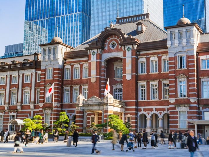 東京ばな奈公式Xは7月14日に投稿を更新。JR東京駅で味わえる「東京ばな奈シェイク」をおすすめし、話題を集めています。（サムネイル画像出典：PIXTAより）