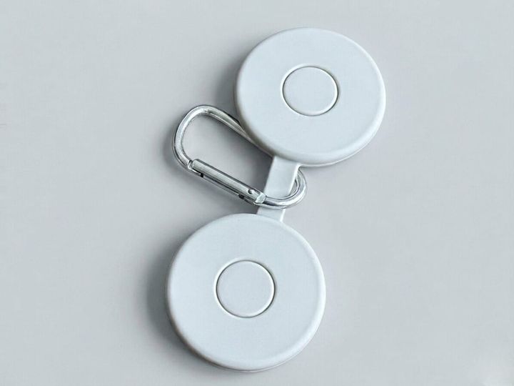 2枚の強力マグネットで挟む