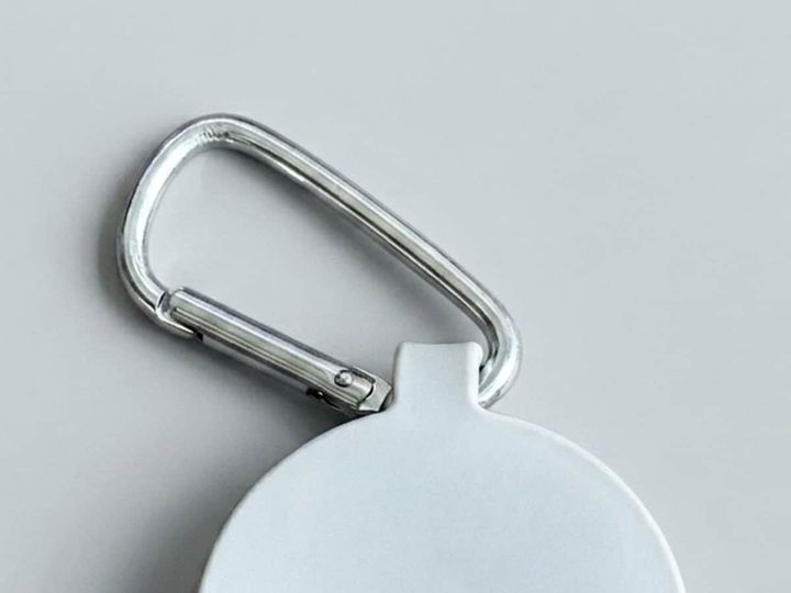 カラビナが付いているのでカバンへの着脱も簡単