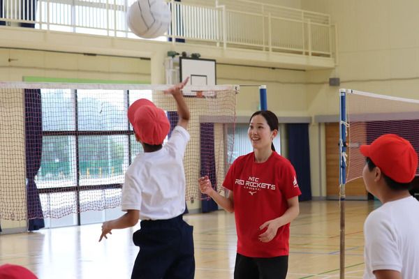 神奈川県・川崎市稗原小学校で、NECレッドロケッツ川崎選手参加のスポーツ教室実施