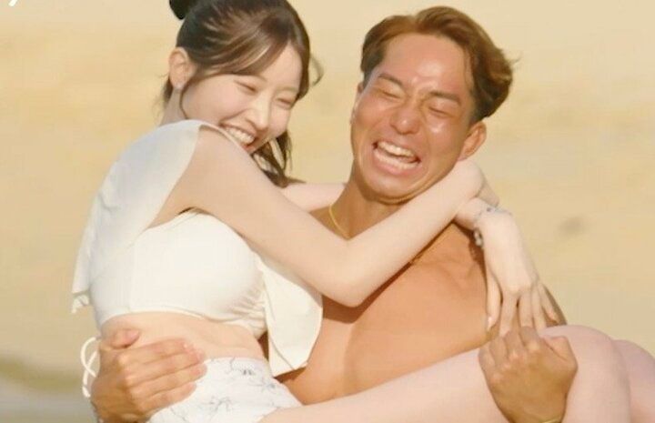 スタイル抜群の水着美女たちをお姫様抱っこ