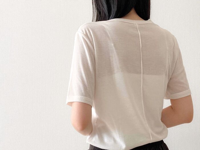 【GU】40代・50代、大人の『シアートップス』どう着こなす？定番カラーの2色を着比べてみました！コスパも最強♡
