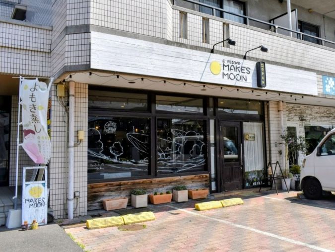 「makes moon（メイクスムーン）」店舗外観