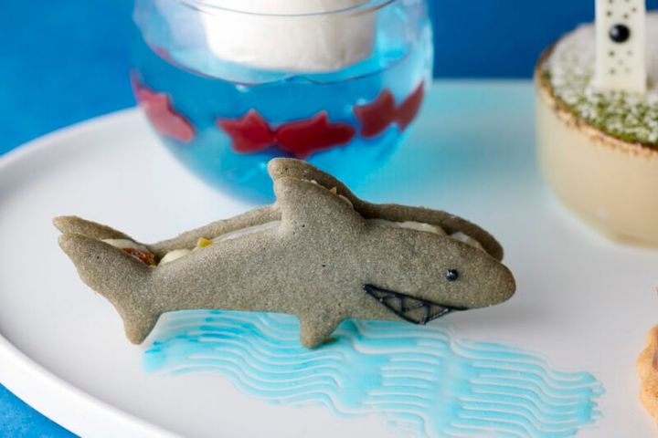 シロワニのラムレーズンクッキーサンド