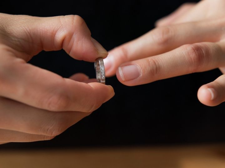 20年以上生活を共にした夫との離婚理由に「孤独」を挙げる女性は少なくありません。「一緒にいるからこそ感じる孤独」とは、自分自身の存在理由を見失う、耐え難い苦痛なのです。孤独から熟年離婚を決断するに至る女性たちの心理を解説します。※画像：PIXTA