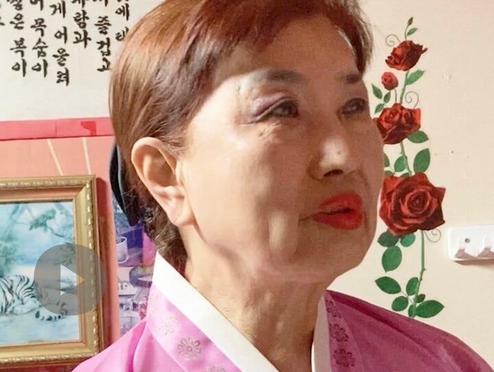 【写真・画像】出刃包丁2本と生肉を口にくわえ…100万かかる韓国の祈祷師・ムーダンの浄化儀式に驚愕 1枚目