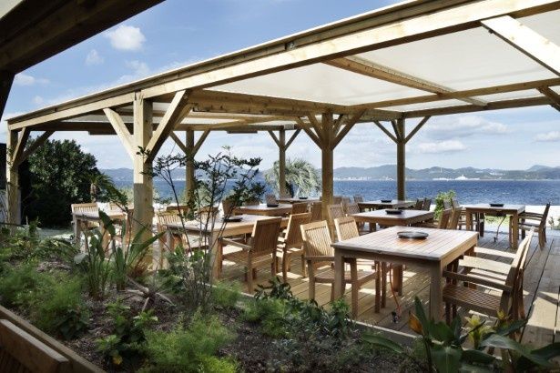 屋外BBQで開放感抜群だが、タープ付きの屋根があるので雨天でも安心だ 画像提供：i+Land nagasaki