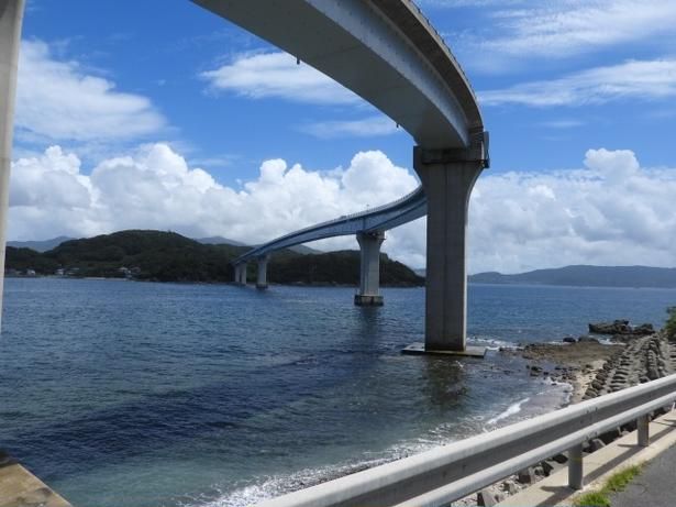 伊王島へ続く全長876メートルの伊王島大橋からの景観もすばらしい