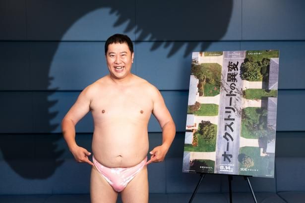 【写真を見る】『オークストリートの異変』日本語吹替キャストとして、お笑い芸人のとにかく明るい安村の出演が決定 [c]2025 Warner Bros. Ent. All Rights Reserved