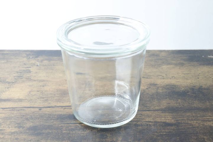 ラベルを剥がした状態のダイソーガラス容器