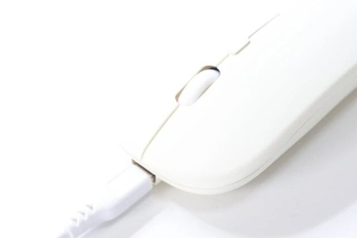 白い無線マウスの充電ポートにUSB Type-Cケーブルが挿し込まれている