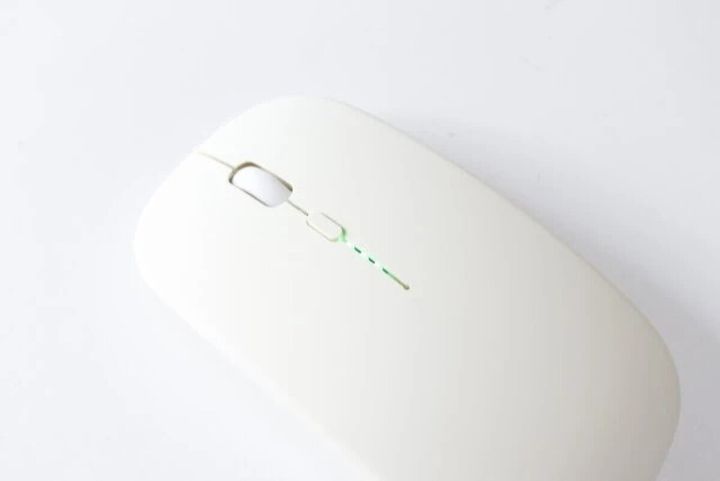 白い無線マウスの全体像。電池残量を示すライトが見える