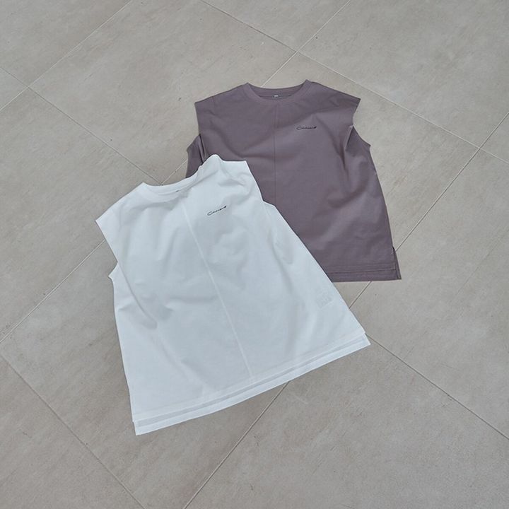 グレーと白のノースリーブTシャツが床に並べられている