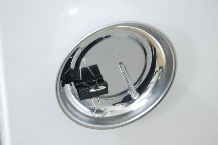 マグネット付パーツトレーが白い壁に貼り付けられネジとクリップが入っている