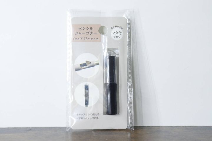 セリアの「ペンシルシャープナー フタ付」商品パッケージ全体