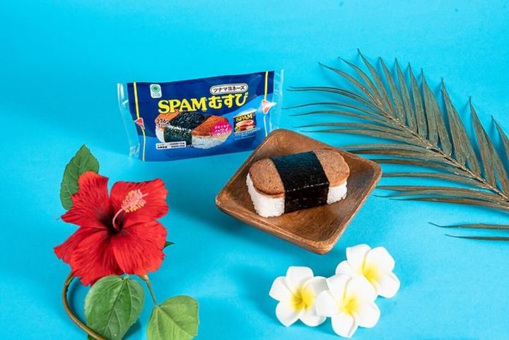 SPAMむすびのパッケージと皿に盛られたSPAMむすび、ハイビスカス