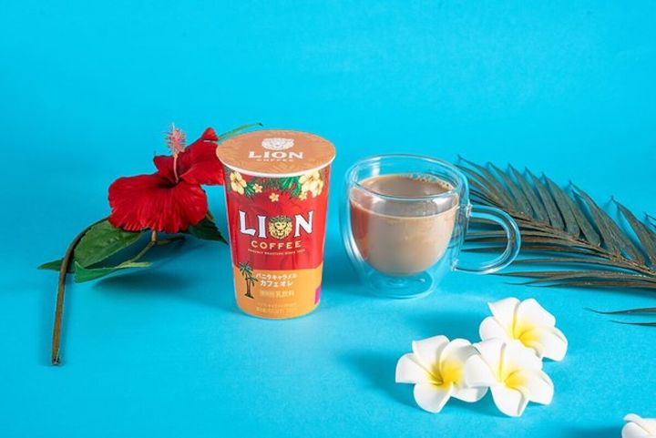 LION COFFEEバニラキャラメルカフェオレのカップとグラスに注がれたカフェオレ