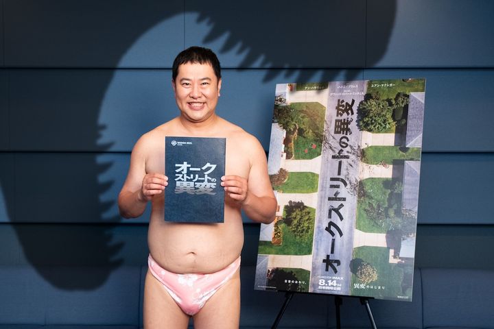 映画『オークストリートの異変』で吹替声優デビューする、とにかく明るい安村 （C）2025 Warner Bros. Ent. All Rights Reserved width=