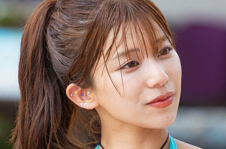 【写真・画像】「百何十万の借金を肩代わり」22歳セクシー女優、元彼からのDVを実演し衝撃「周りからしたらイチャイチャしてるように見えるけど…」 1枚目