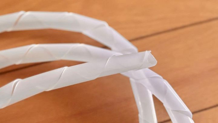 100均の「ケーブルカバー」で配線すっきり♪ LANケーブルの保護にもおすすめ【ダイソー・セリア・キャンドゥ】